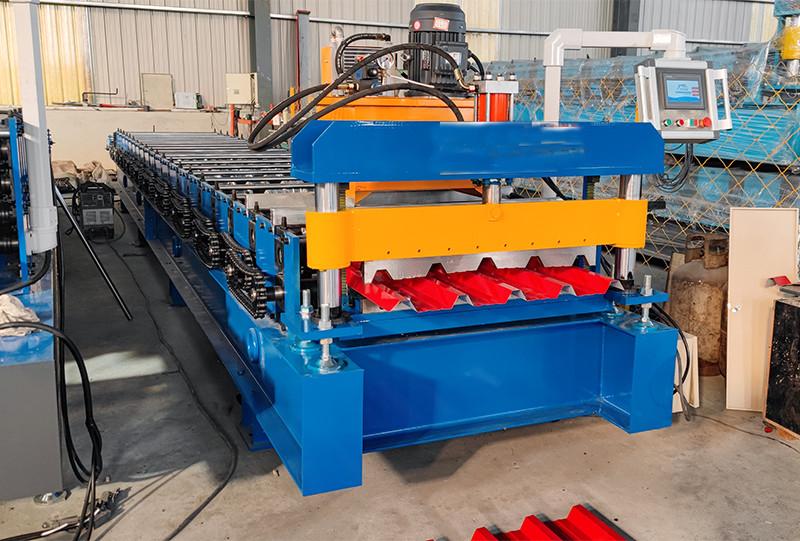 Roofing sheet roll forming machine